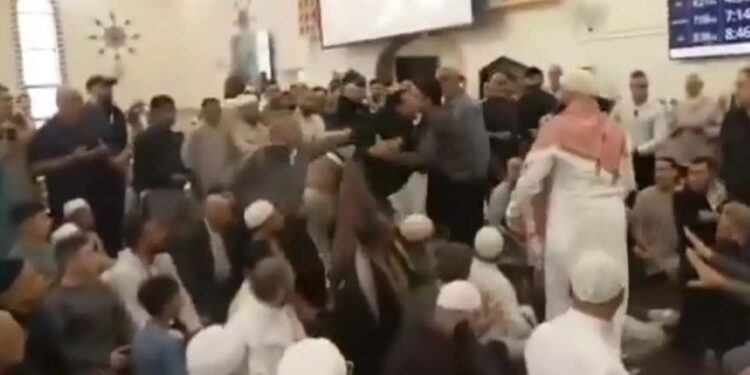 অস্ট্রেলিয়ার প্রধানমন্ত্রীকে মসজিদ থেকে বের করে দিলেন মুসল্লিরা