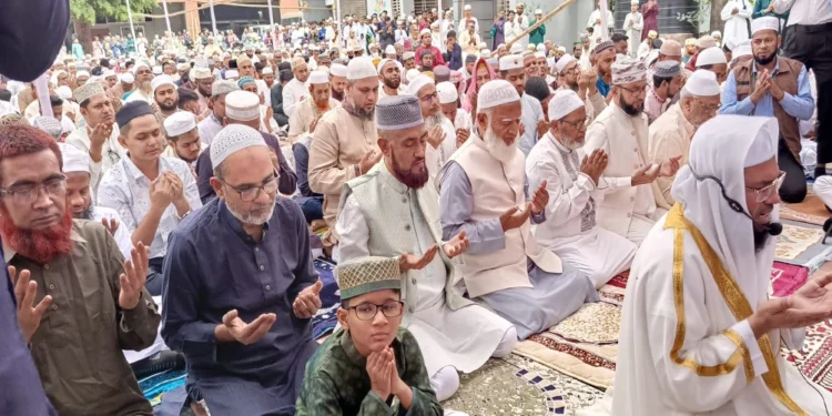 মিরপুরে ঈদের নামাজ আদায় ও শুভেচ্ছা বিনিময় করলেন বিরোধীদলীয় নেতা