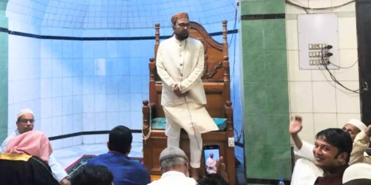 ঈদের জামাতে ইমামতি করলেন জবি উপাচার্য