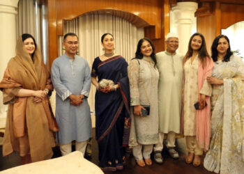 প্রধানমন্ত্রী তারেক রহমানের সঙ্গে ড. ইউনূসের ঈদ শুভেচ্ছা বিনিময়