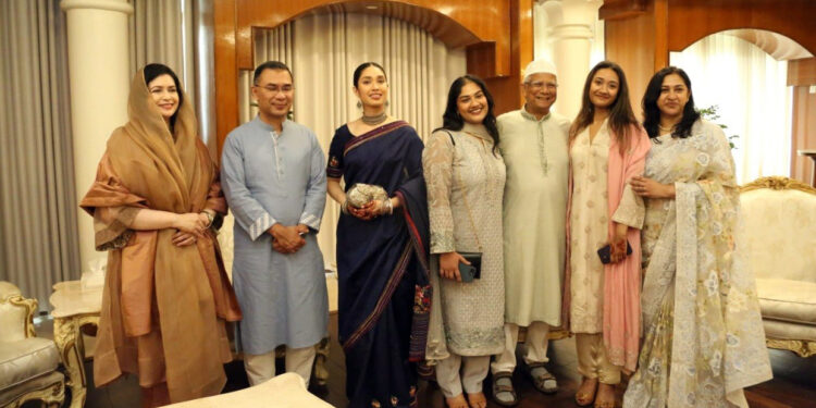 প্রধানমন্ত্রী তারেক রহমানের সঙ্গে ড. ইউনূসের ঈদ শুভেচ্ছা বিনিময়