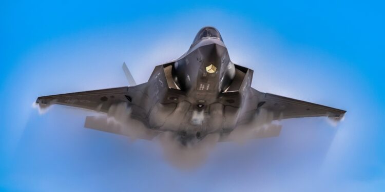 ‘দাম্ভিক’ ইসরায়েল-আমেরিকাকে মাটিতে টেনে নামাচ্ছে ইরান