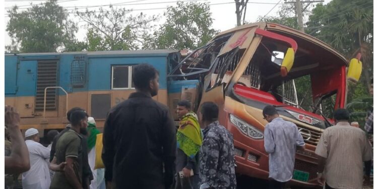 কুমিল্লায় ট্রেন-বাস সংঘর্ষ: নিহতদের পরিবারকে ২৫ হাজার টাকা সহায়তা ঘোষণা