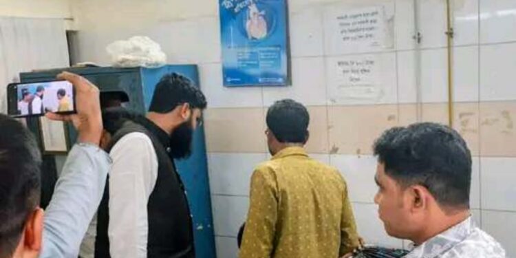 সরকারি হাসপাতালে হঠাৎ পরিদর্শনে গিয়ে দেখলেন অব্যবস্থাপনা, ক্ষুব্ধ এনসিপির এমপি