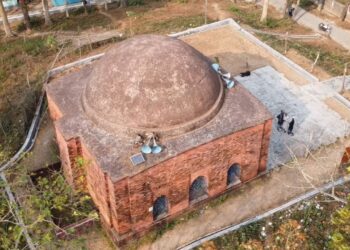 ‘জিনের মসজিদের’ স্থাপত্যশৈলীতে মুগ্ধ দর্শনার্থীরা