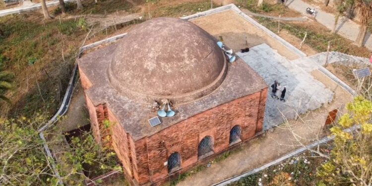 ‘জিনের মসজিদের’ স্থাপত্যশৈলীতে মুগ্ধ দর্শনার্থীরা