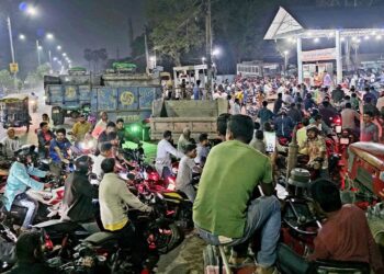 ঠাকুরগাঁওয়ে পাম্পে তেল নেই, বাজারে পেট্রোল ৩৫০ টাকা