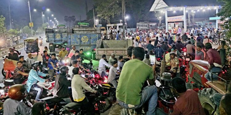 ঠাকুরগাঁওয়ে পাম্পে তেল নেই, বাজারে পেট্রোল ৩৫০ টাকা