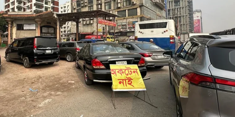 রাজধানীর অনেক পাম্পে মিলছে না অকটেন