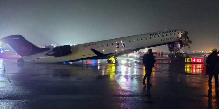 নিউইয়র্কে বিমান–ট্রাক সংঘর্ষ: দুই পাইলট নিহত