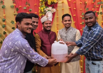 বিয়ের অনুষ্ঠানে বরকে অকটেন উপহার