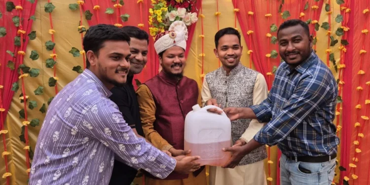 বিয়ের অনুষ্ঠানে বরকে অকটেন উপহার