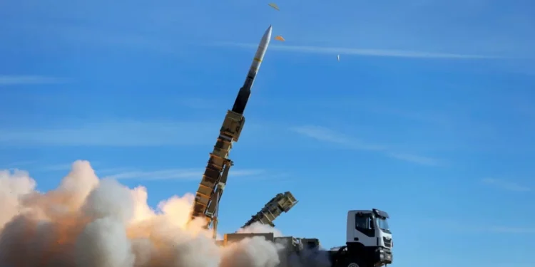 ইসরায়েলের পারমাণবিক কেন্দ্রে ইরানের ক্ষেপণাস্ত্র হামলা