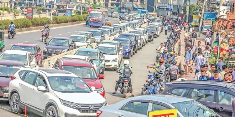 অধিকাংশ পাম্প বন্ধ, কোথাও অতিরিক্ত দামে মিলছে তেল