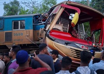 কুমিল্লায় বাস-ট্রেন সংঘর্ষে হতাহতের ঘটনায় গেইটম্যান গ্রেফতার