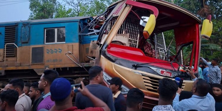 কুমিল্লায় বাস-ট্রেন সংঘর্ষে হতাহতের ঘটনায় গেইটম্যান গ্রেফতার