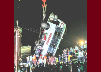 উদ্ধার হওয়া বাসটি থেকে এখন পর্যন্ত ১৬ জনের মরদেহ উদ্ধার