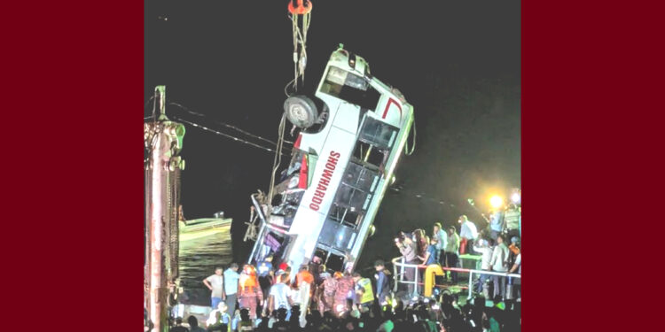 উদ্ধার হওয়া বাসটি থেকে এখন পর্যন্ত ১৬ জনের মরদেহ উদ্ধার