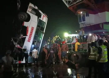 বাসডুবির ঘটনায় নিহত বেড়ে ২৫, পরিচয় শনাক্ত ২১