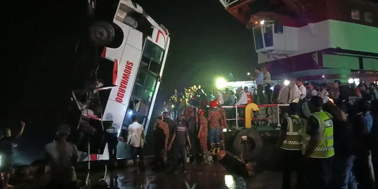 বাসডুবির ঘটনায় নিহত বেড়ে ২৫, পরিচয় শনাক্ত ২১