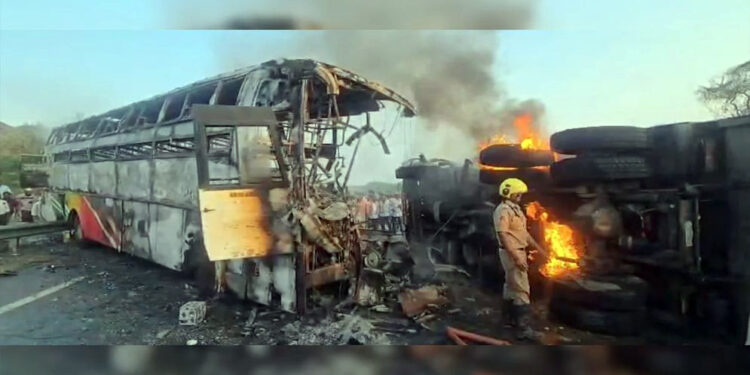 ভারতে বাস-লরির সংঘর্ষে আগুন, নিহত ১৩