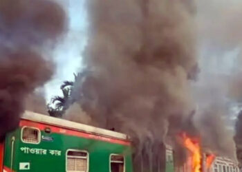 সীতাকুণ্ডে চট্টলা এক্সপ্রেসে ভয়াবহ আগুন