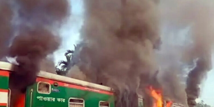 সীতাকুণ্ডে চট্টলা এক্সপ্রেসে ভয়াবহ আগুন