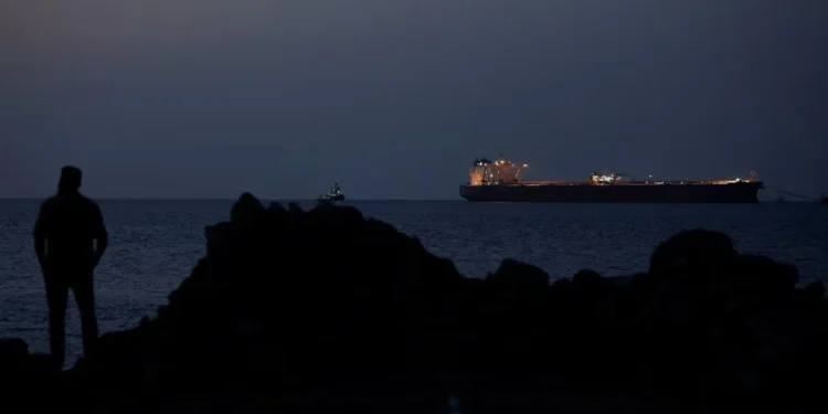 হরমুজে ইরানের ‘টোল বুথ’: চীনা মুদ্রায় ফি দিয়ে চলছে তেলবাহী জাহাজ