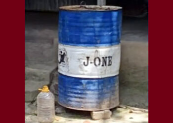 চা বিক্রেতার বাড়িতে মিলল ১২২ লিটার ডিজেল