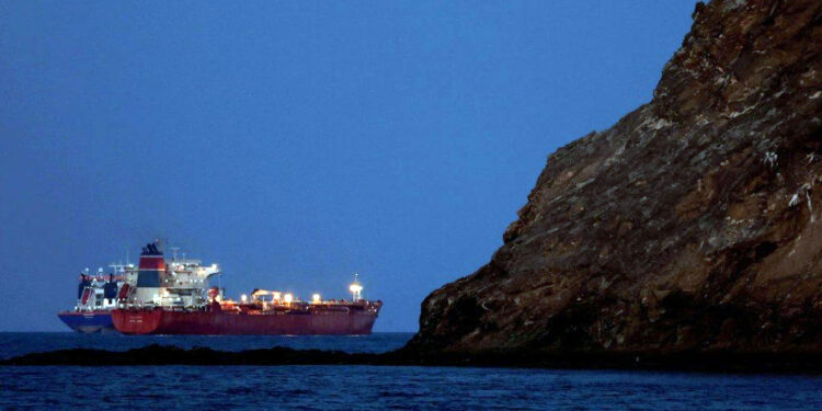 পেন্টাগনের স্থল অভিযানের প্রস্তুতির পাল্টা জবাব: হরমুজ প্রণালী বন্ধ করল ইরান