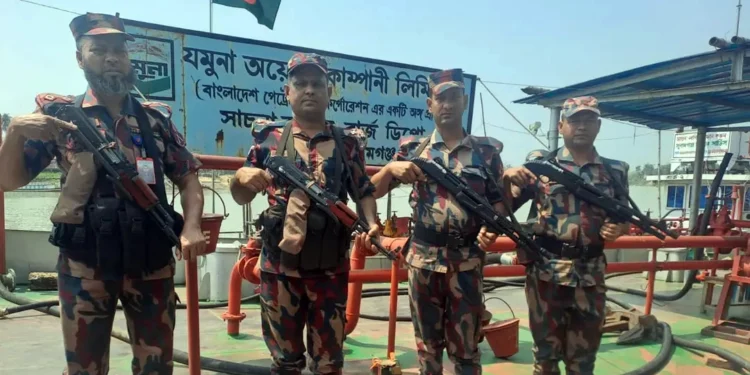 শৃঙ্খলা রক্ষায় তেলের ডিপোতে বিজিবি মোতায়েন