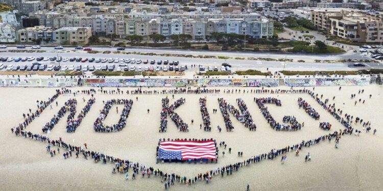 আমেরিকায় ট্রাম্পের পতনের দাবিতে “নো কিংস” আন্দোলনের ডাক