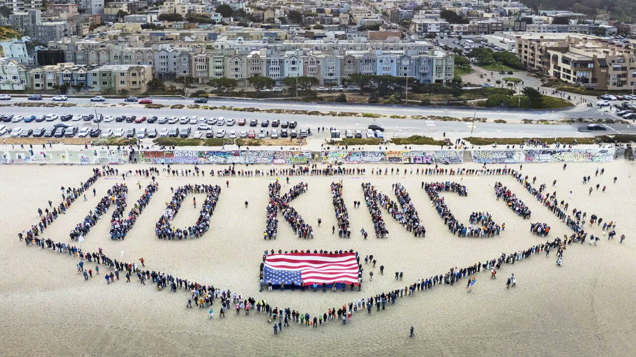 আমেরিকায় ট্রাম্পের পতনের দাবিতে “নো কিংস” আন্দোলনের ডাক
