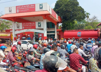 তেলের অবৈধ মজুতকারীকে ধরিয়ে দিলে লাখ টাকা পুরস্কার