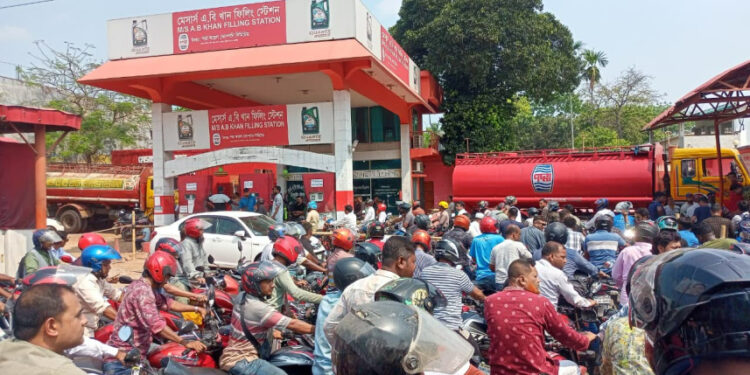 তেলের অবৈধ মজুতকারীকে ধরিয়ে দিলে লাখ টাকা পুরস্কার