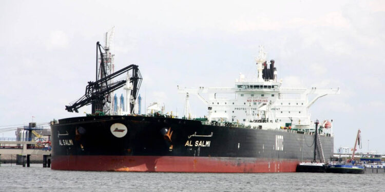 দুবাই বন্দরে কুয়েতি জাহাজে ইরানি হামলা, দাউ দাউ করে জ্বলছে ‘আল সালমি’