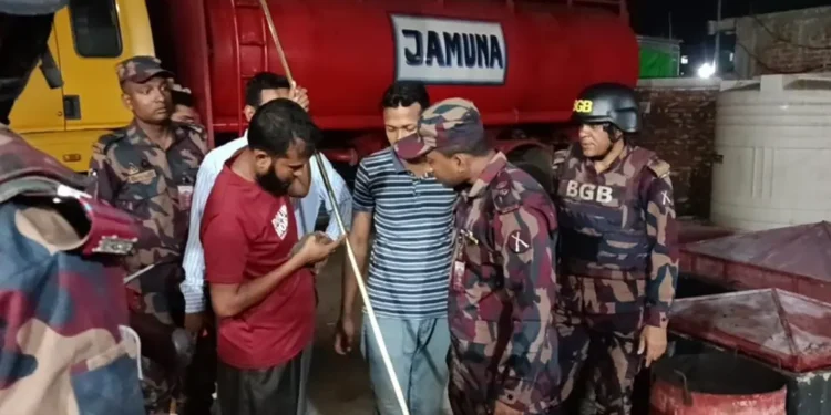 ‘তেল নেই’ বলে পাম্প বন্ধ, ভেতরে ৩৪ হাজার লিটার তেল জব্দ করলো বিজিবি