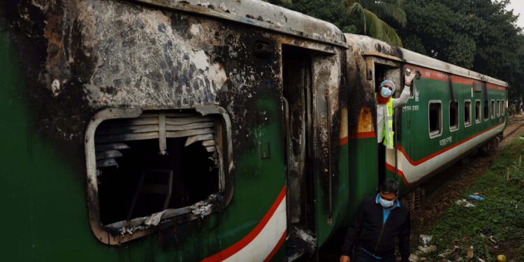 ট্রেনে সুরক্ষা তলানিতে, বাড়ছে আগুনের শঙ্কা