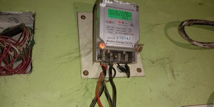 রাজনৈতিক ছত্রছায়ায় অবৈধ বিদ্যুৎ সংযোগ, কোটি টাকা লোকসান