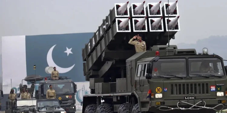 ভারত সীমান্তে ভারী সামরিক সরঞ্জাম নিয়ে এগোচ্ছে পাকিস্তানের সেনাবাহিনী