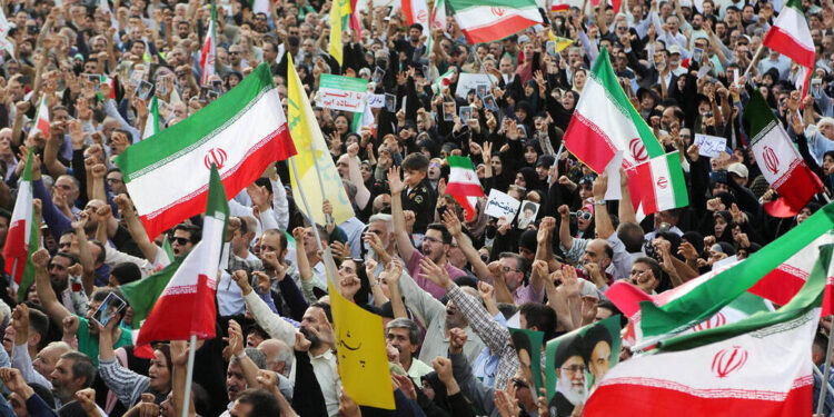 যুদ্ধের মধ্যে ইরানে ‘বিজয়’ উদযাপন, রাজধানীতে উল্লাস