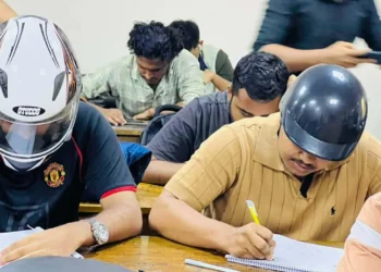 জবিতে হেলমেট পরে পরীক্ষা দিচ্ছেন শিক্ষার্থীরা