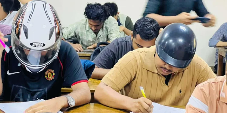 জবিতে হেলমেট পরে পরীক্ষা দিচ্ছেন শিক্ষার্থীরা