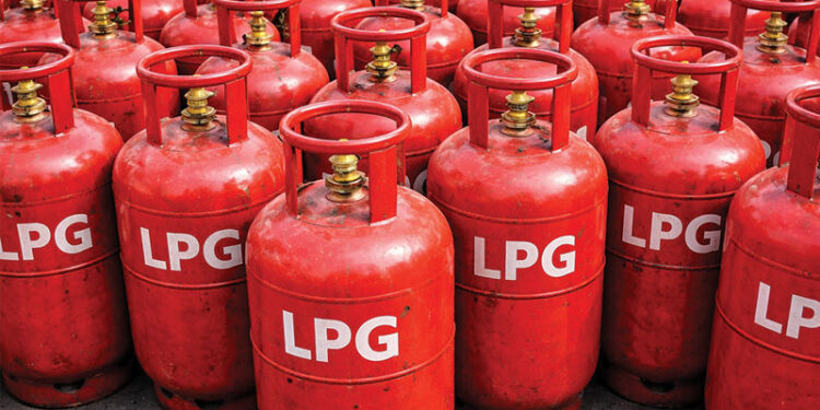 এক ধাক্কায় ৩৮৭ টাকা বেড়ে গেল ১২ কেজি এলপিজির দাম