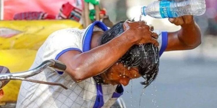 এপ্রিলের দাবদাহে তাপমাত্রা ৪২ ডিগ্রি ছাড়ানোর শঙ্কা