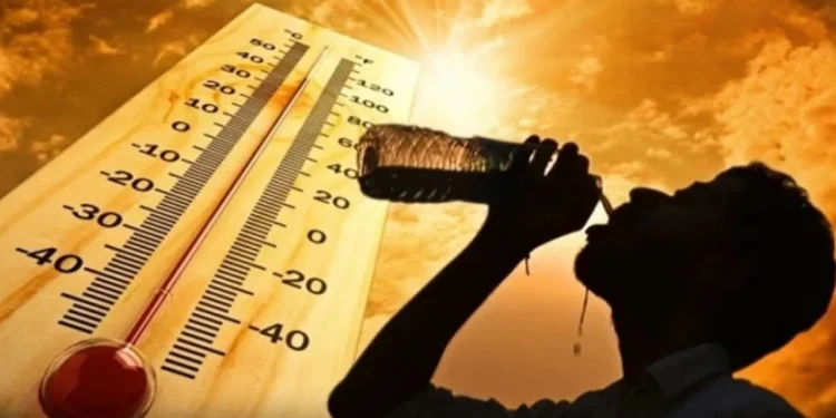 বইছে তাপপ্রবাহ, ভ্যাপসা গরমে অতিষ্ঠ জনজীবন