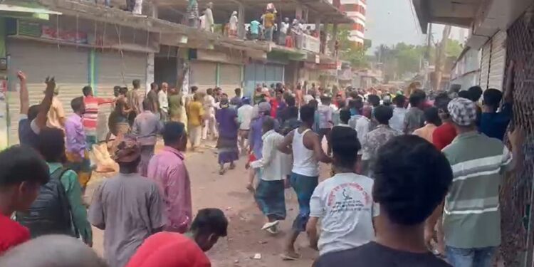 ফরিদপুরে গ্রামবাসীদের রক্তক্ষয়ী সংঘর্ষ, পুলিশসহ আহত ২ শতাধিক