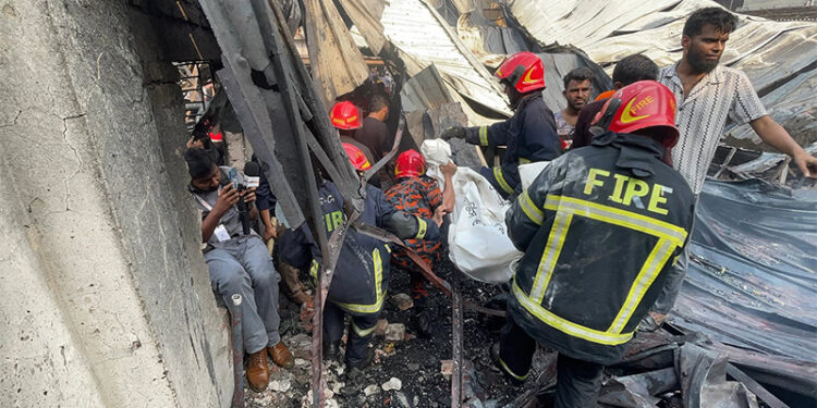 রাজধানীতে গ্যাস লাইটার কারখানায় আগুন, ৫ জনের মরদেহ উদ্ধার