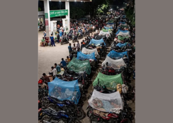 তেলপাম্পে মশারি নিয়ে রাতযাপনের ছবিটি নিয়ে যা জানা গেল