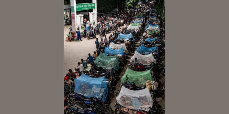 তেলপাম্পে মশারি নিয়ে রাতযাপনের ছবিটি নিয়ে যা জানা গেল